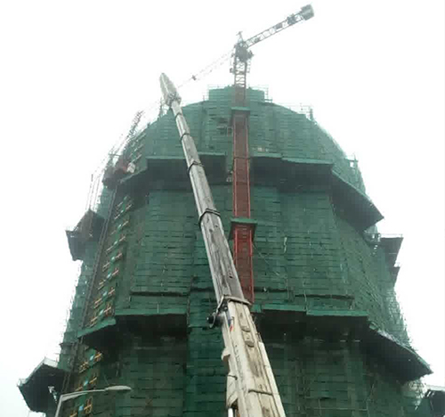 浚县吊车在工地上作业